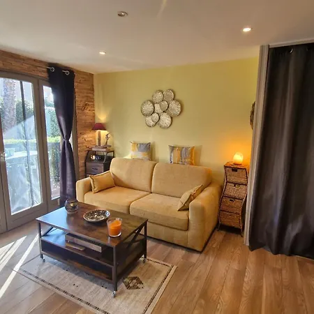 Apartment 2 Pieces Climatise, Belle Terrasse, Parking Prive, Proche Centre-ville Et - Fr-1-780-43 *